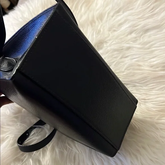 Elegant Black Crossbody Bag with Structured Design - Picture 5 of 10